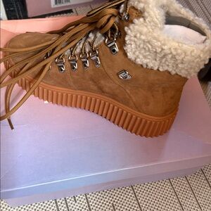 Tireless-V High Top Sneakers